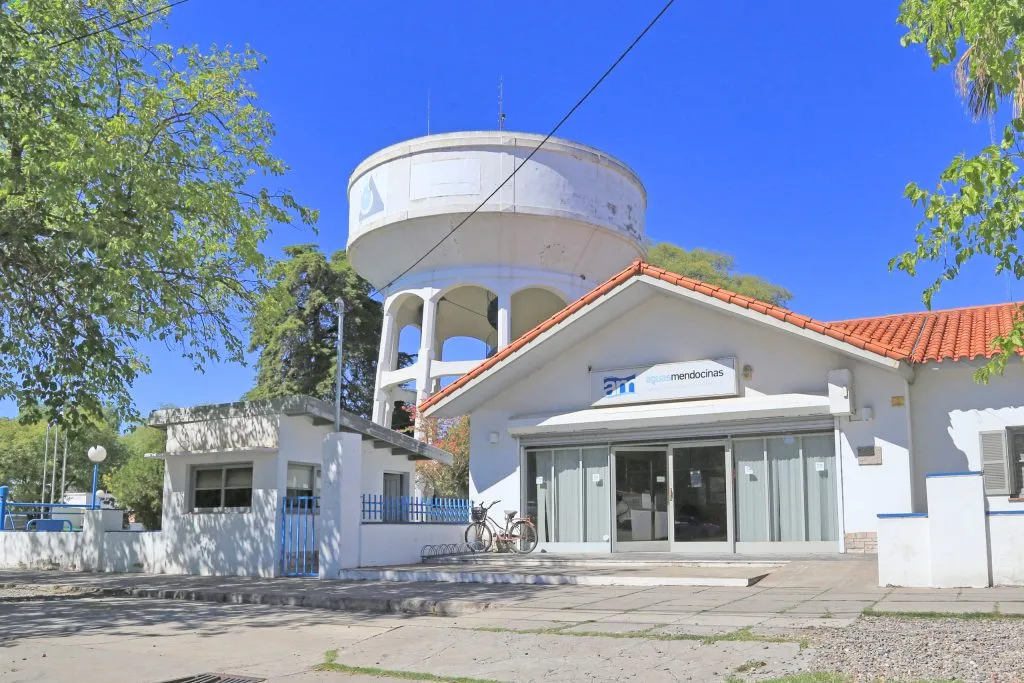 El servicio de agua y saneamiento es prestado por AYSAM en Mendoza.