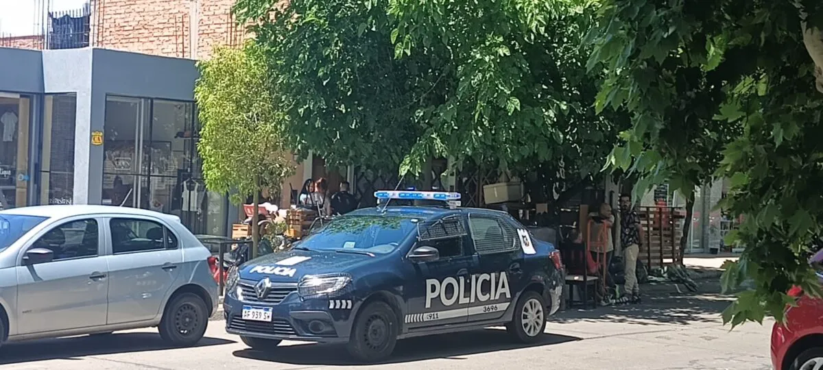 El tránsito recién se normalizó después de que las mujeres fueron retiradas de la vivienda. El tránsito recién se normalizó después de que las mujeres fueron retiradas de la vivienda.