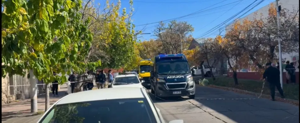 El operativo policial realizado frente a la casa de la anciana.