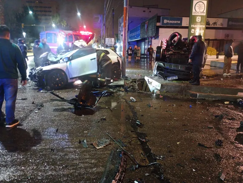 El conductor del vehículo quedó detenido, el test de alcoholemia le dio positivo. El conductor del vehículo quedó detenido, el test de alcoholemia le dio positivo.