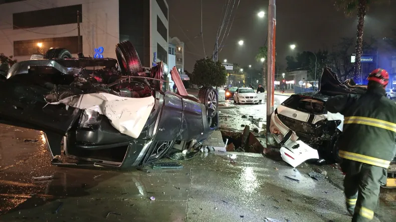 accidente en Hipólito Yrigoyen y Carlos W. Lencinas Uno de los jóvenes se encuentra en Terapia Intensiva.