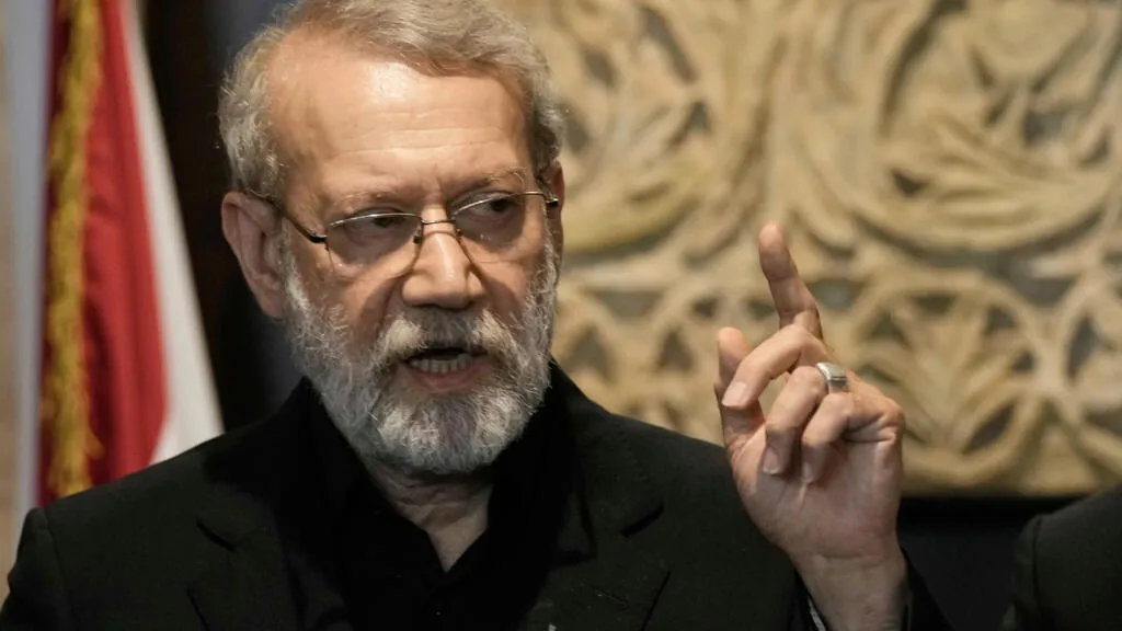 Imagen de Ali Larijani durante una conferencia oficial en Teherán.