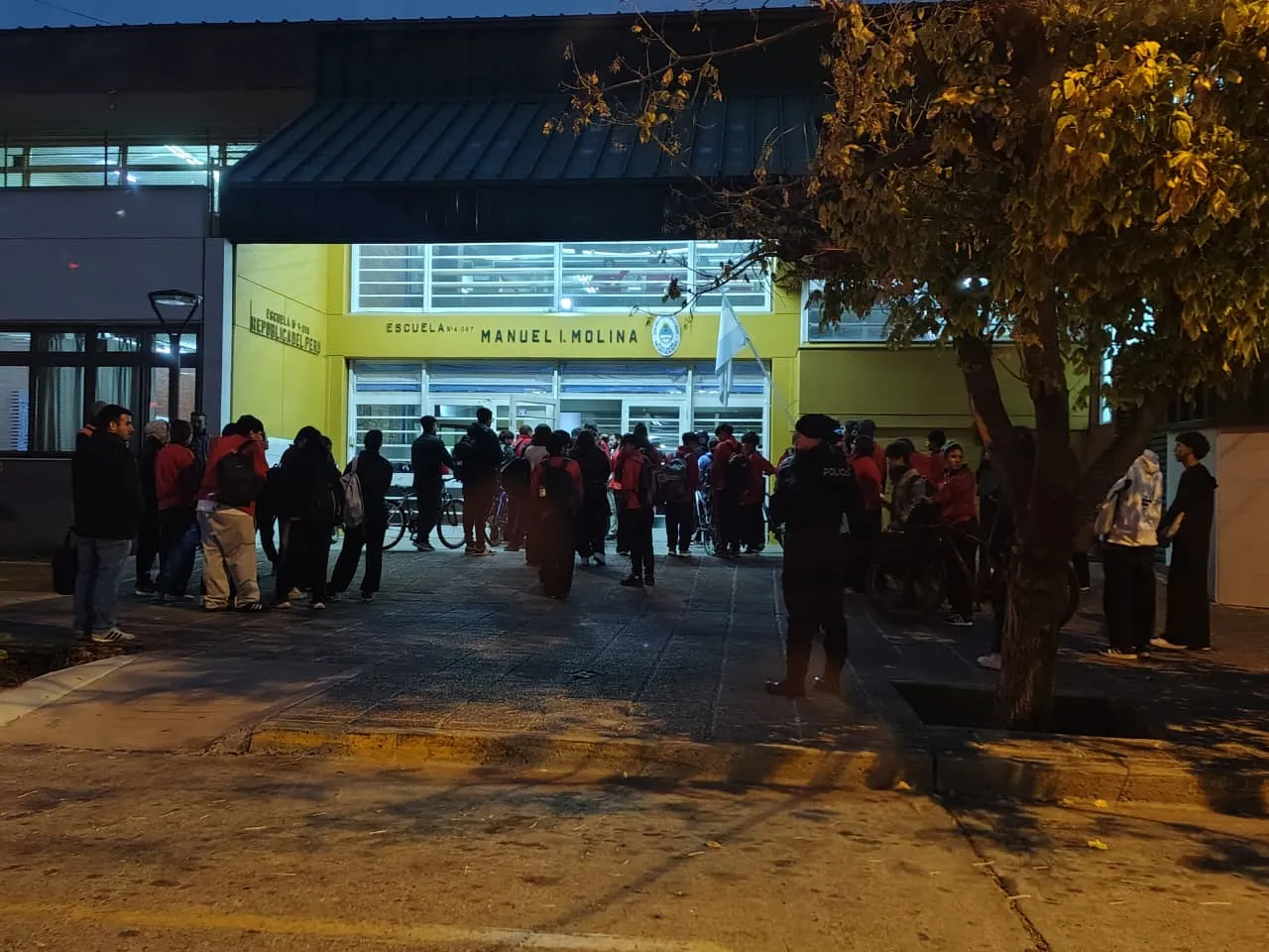Estudiantes regresando a clases tras días de incertidumbre.