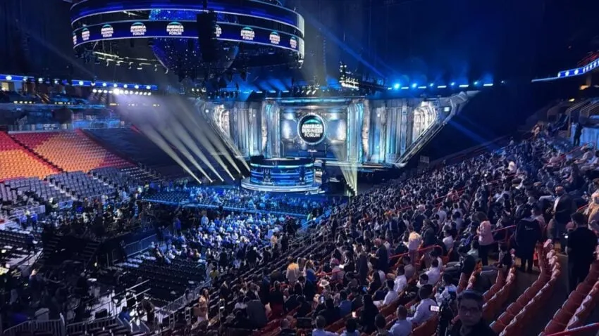 El evento donde habló Milei marcó un hito: fue la primera edición del American Business Forum en suelo estadounidense. El presidente argentino defendió el capitalismo y criticó al socialismo ante empresarios y líderes internacionales.