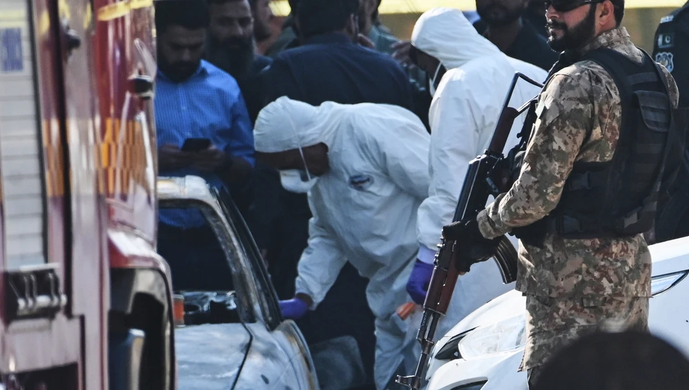 fuerzas de seguridad trabajan en la zona del ataque en Pakistán. fuerzas de seguridad trabajan en la zona del ataque en Pakistán.
