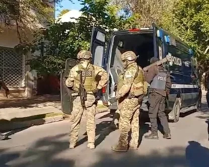 La tensión se mantuvo durante horas frente al Jockey Club.