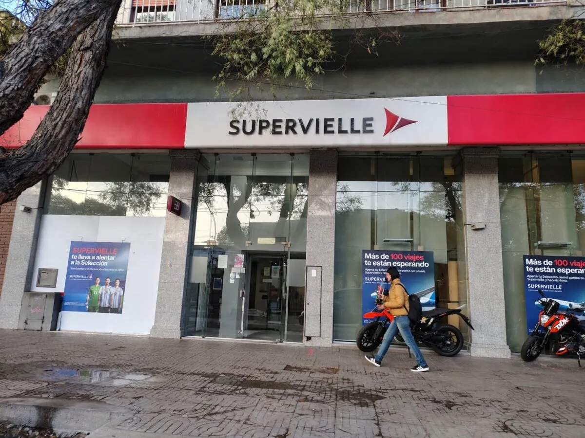 Avenida Mitre, donde funciona actualmente la sucursal afectada