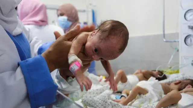 Pasillos del hospital Nasser en Franja de Gaza abarrotados de madres y recién nacidos.