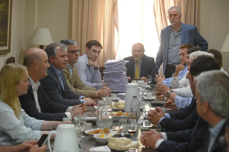 La reunión en Bodegas de Argentina provocó la bronca tanto de entidades como de sectores vinculados a la vitivinicultura.