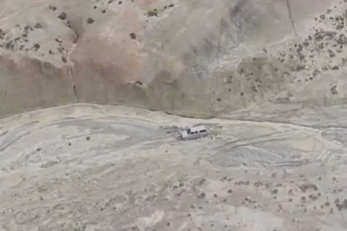 Imagen aérea de la camioneta hallada en un zanjón del Zanjón de Visser: una escena que profundiza el misterio en Chubut por la desaparición de los jubilados.