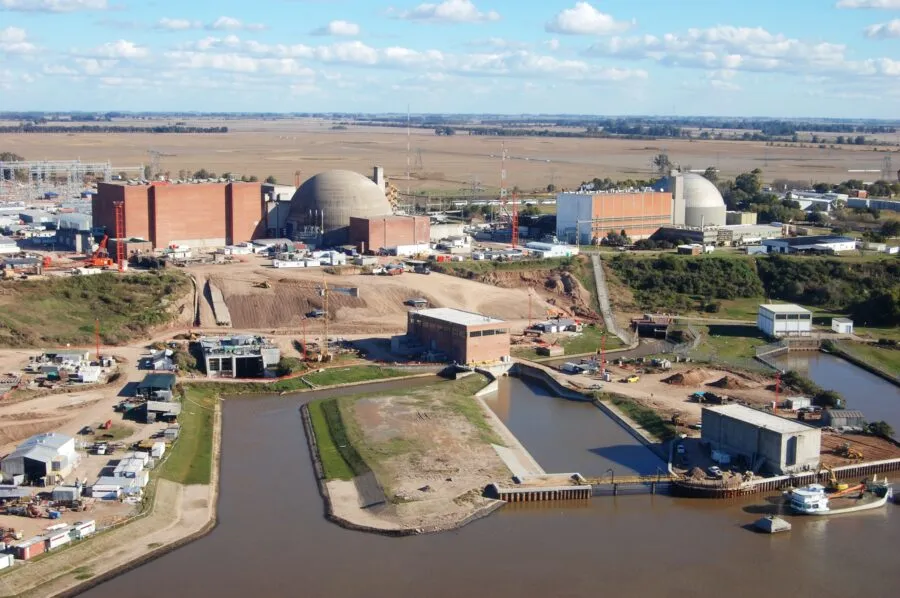 Atucha I y II, en Zárate: dos de las tres centrales nucleares operadas por Nucleoeléctrica. Atucha I y II, en Zárate: dos de las tres centrales nucleares operadas por Nucleoeléctrica.