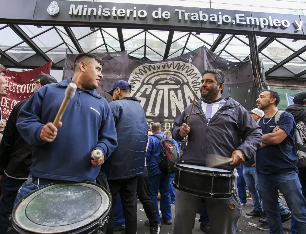 Trabajadores en la puerta del Ministerio de Trabajo. Imagen de archivo. Trabajadores en la puerta del Ministerio de Trabajo. Imagen de archivo.