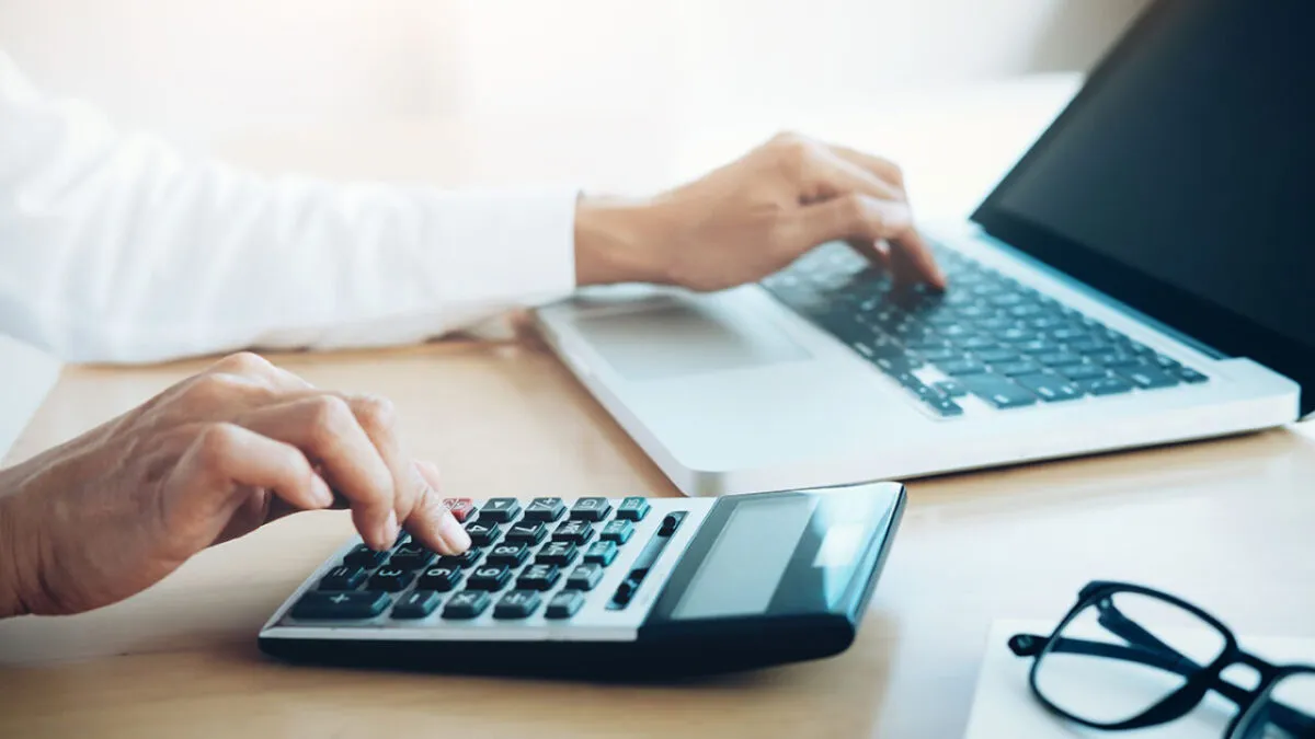 Asesores contables revisan declaraciones para acogerse a la nueva prórroga de ARCA.