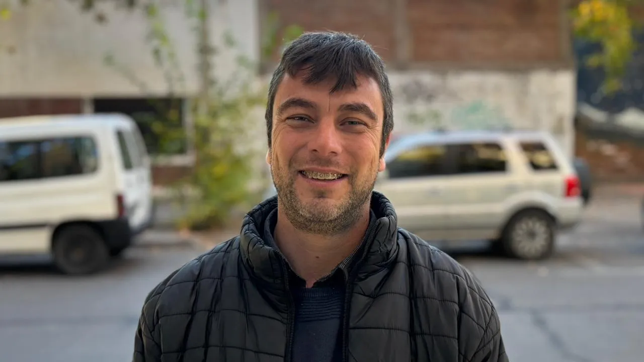 Dardo Calderón, de ATUNCU-FATUN, convocó a la comunidad sanrafaelina a participar de la marcha universitaria.