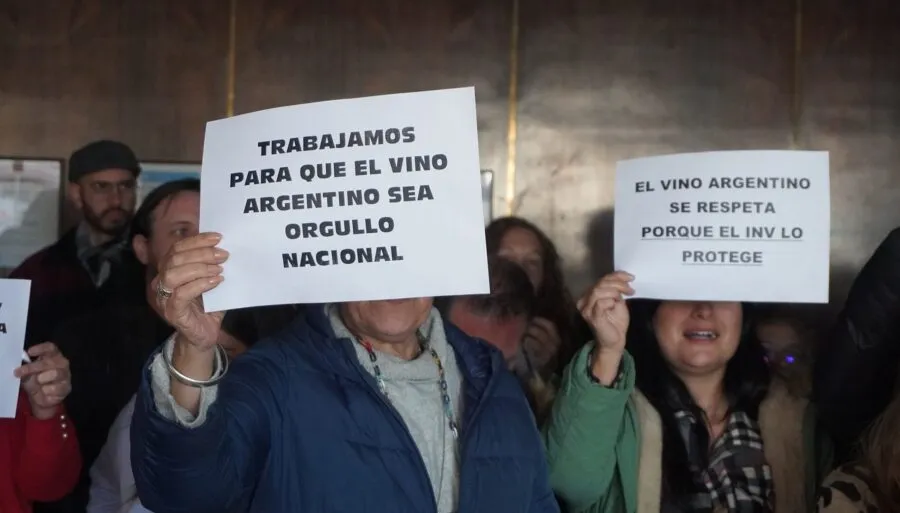 Los trabajadores nucleados en ATE se manifestaron contra los despidos en el INV.