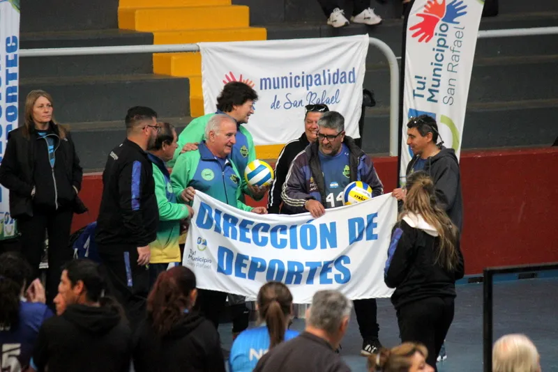 Dirección de Deportes entrega equipamiento de newcom