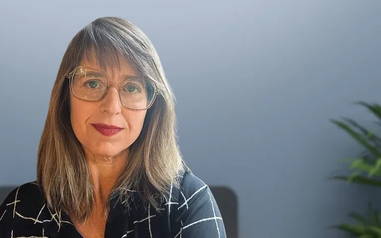 La entrevistada, la doctora Micaela Cuesta, analiza el avance de los discursos de odio en las escuelas y advierte sobre su impacto en la convivencia adolescente.