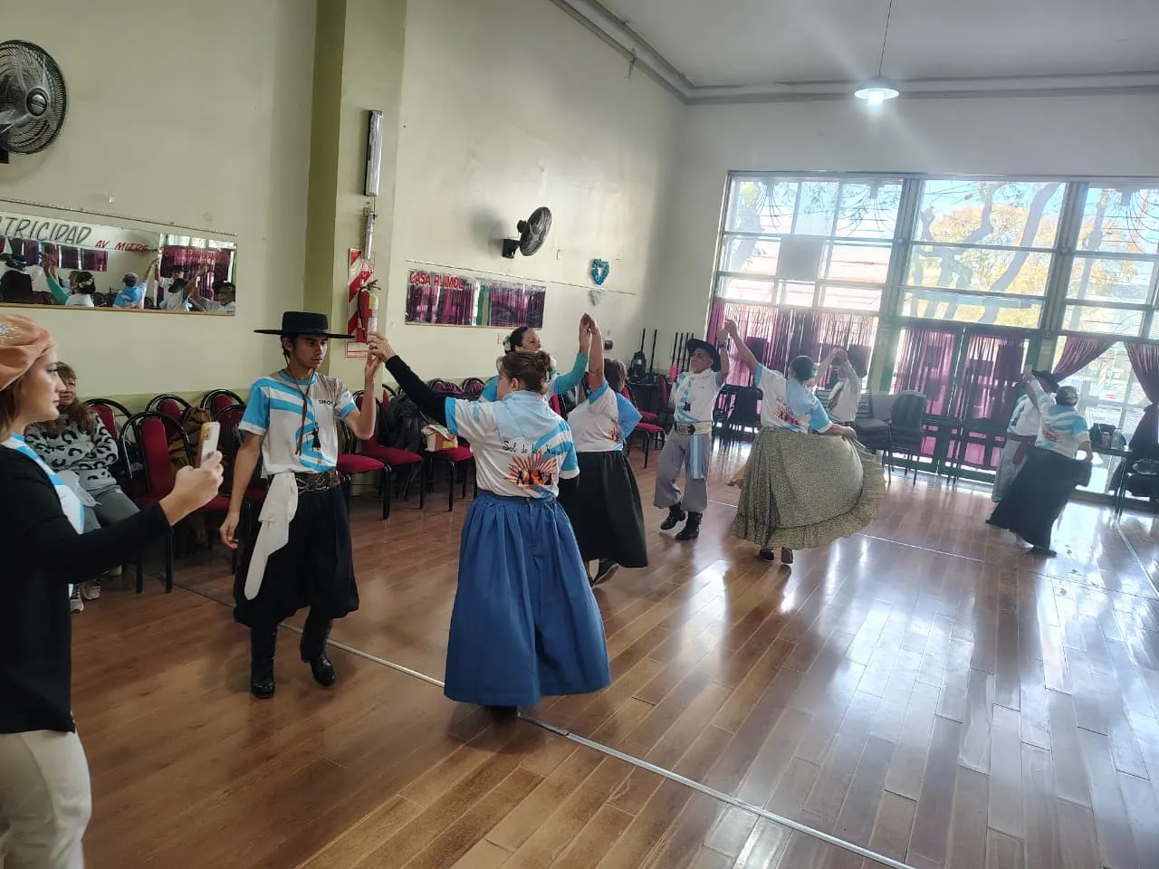 Adultos mayores folklore