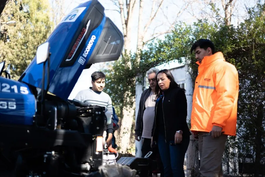 La primera entrega de tractores se realizó en el paraje La Nora de Cuadro Nacional,