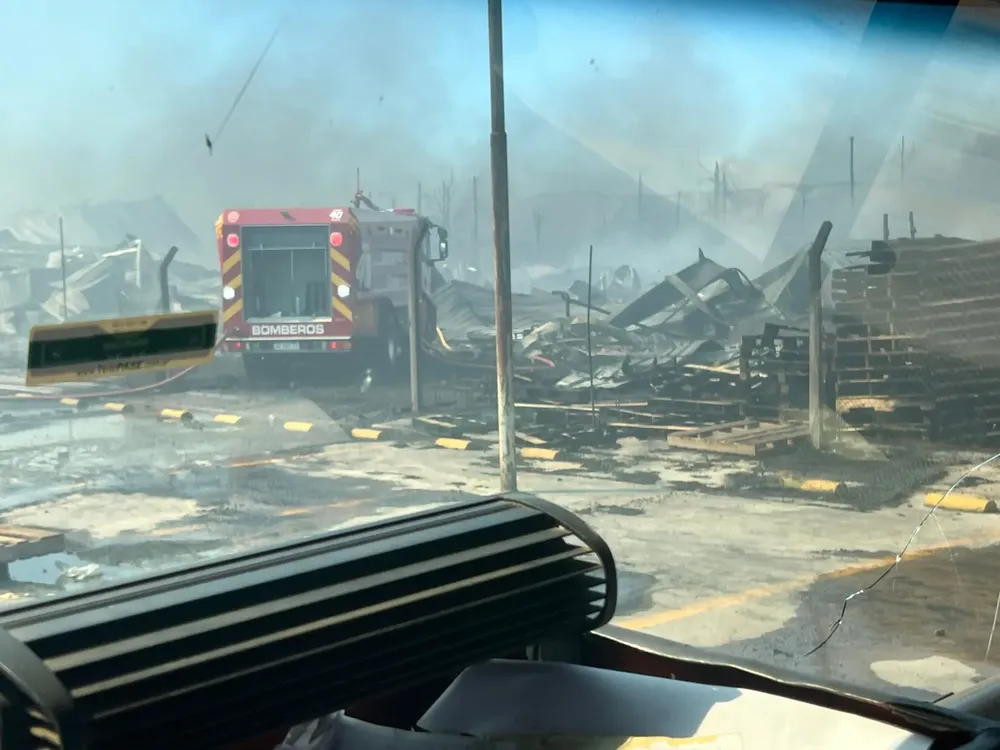 Bomberos trabajan sobre los restos humeantes del Polo Industrial Spegazzini tras el incendio. Bomberos trabajan sobre los restos humeantes del Polo Industrial Spegazzini tras el incendio.