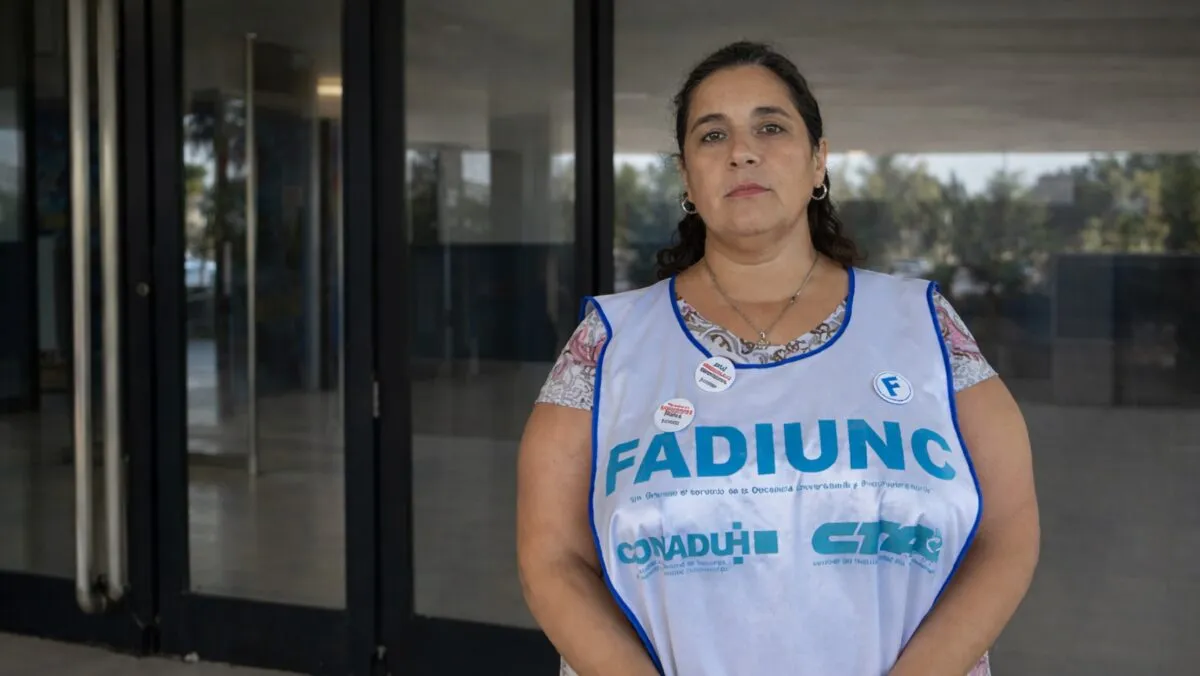 Yamile Nazrala, secretaria general de FADIUNC, explicó que el paro docente universitario del 16 de marzo busca visibilizar la pérdida salarial y reclamar el cumplimiento de la ley de financiamiento universitario.