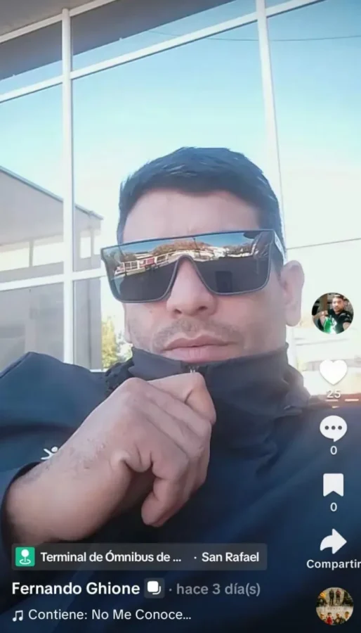 Una de las últimas imágenes del joven en la terminal de ómnibus