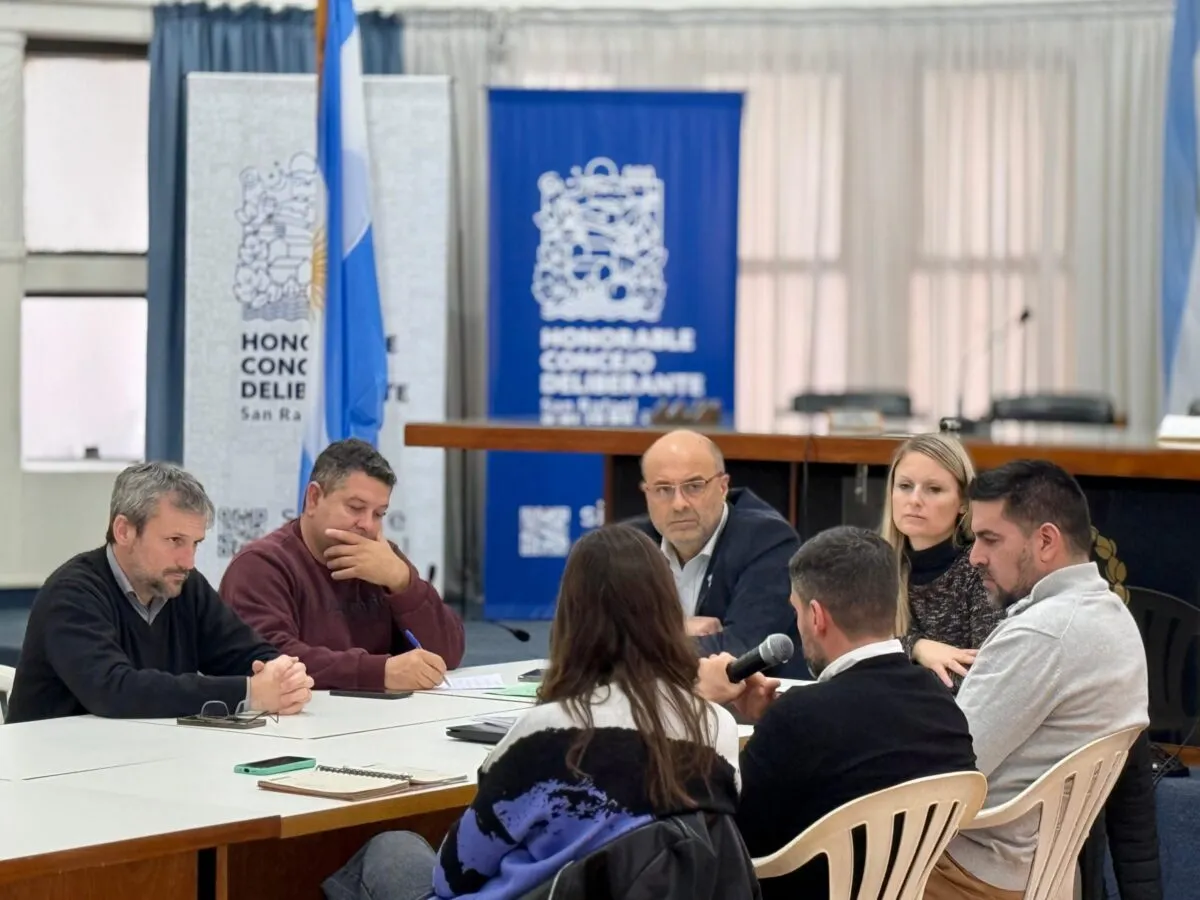 Perdigués junto a integrantes del Concejo Deliberante en una reunión de trabajo. Perdigués junto a integrantes del Concejo Deliberante en una reunión de trabajo.