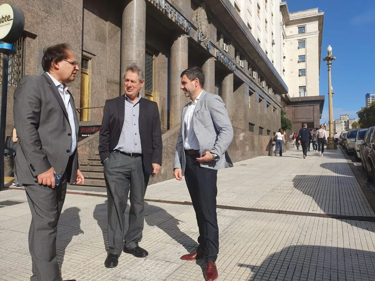 Omar Félix junto a los asesores legales -Alfredo Juri Stica y Francisco Perdigués- en Buenos Aires, para firmar el acuerdo con Nación por el financiamiento del gasoducto. Omar Félix junto a los asesores legales -Alfredo Juri Stica y Francisco Perdigués- en Buenos Aires, para firmar el acuerdo con Nación por el financiamiento del gasoducto.