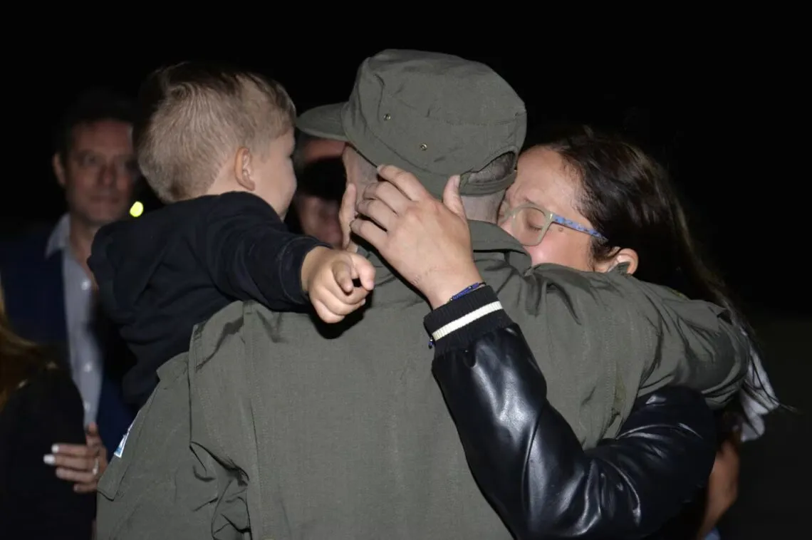 El reencuentro familiar tras más de un año de incertidumbre. El reencuentro familiar tras más de un año de incertidumbre.