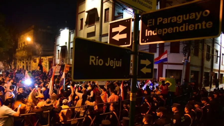 En Asunción, la Generación Z paraguaya protesta con música y arte urbano bajo el lema “Somos el 99,9 %”. En Asunción, la Generación Z paraguaya protesta con música y arte urbano bajo el lema “Somos el 99,9 %”.