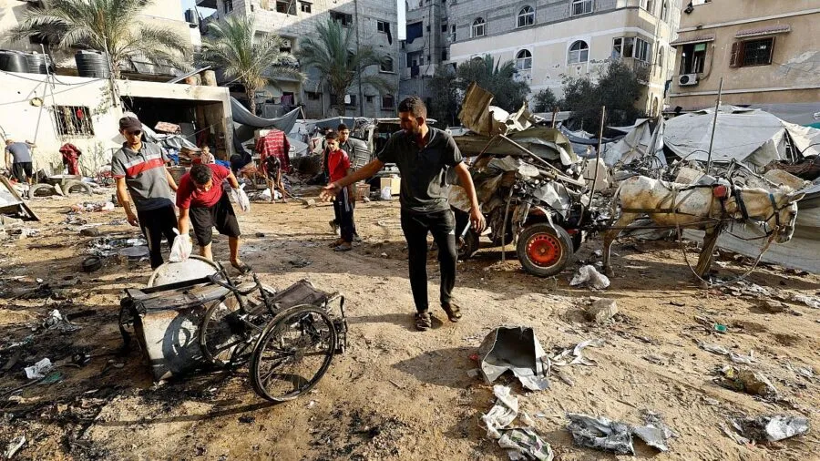 Genocidio en Gaza: familias palestinas desplazadas buscan refugio ante la intensificación de ataques.