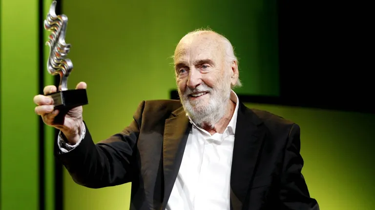 Alterio fue objeto de múltiples distinciones a lo largo de su carrera. Alterio fue objeto de múltiples distinciones a lo largo de su carrera.