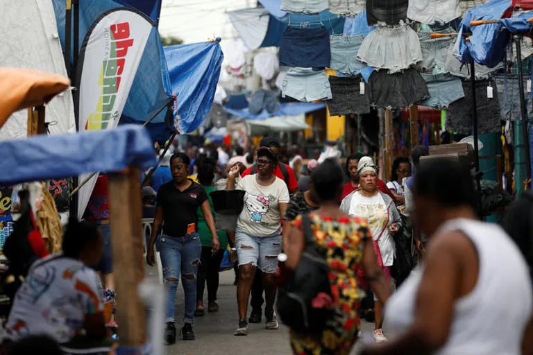 Los ciudadanos de Jamaica se dirigien a uno de los refugios abiertos por el gobierno. Los ciudadanos de Jamaica se dirigien a uno de los refugios abiertos por el gobierno.