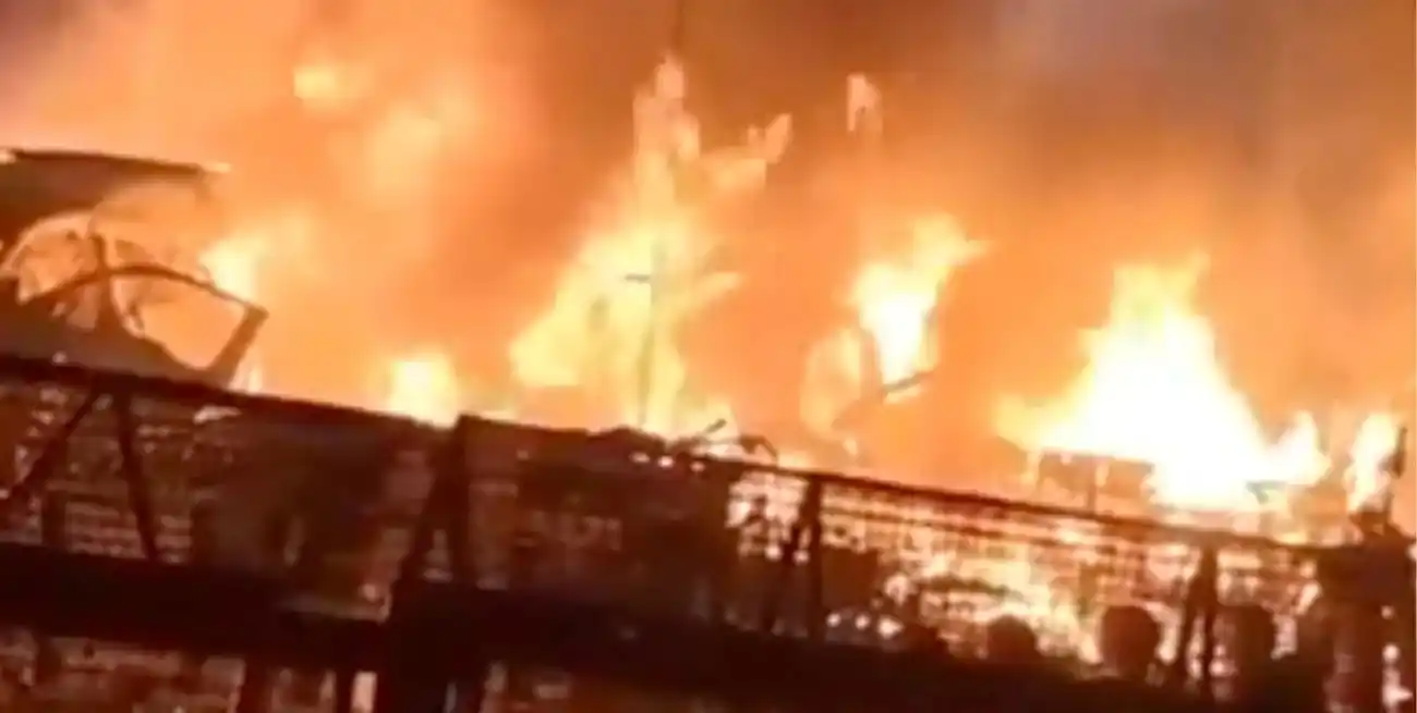 Vehículos calcinados tras la explosión en el centro de Nueva Delhi, India. Vehículos calcinados tras la explosión en el centro de Nueva Delhi, India.