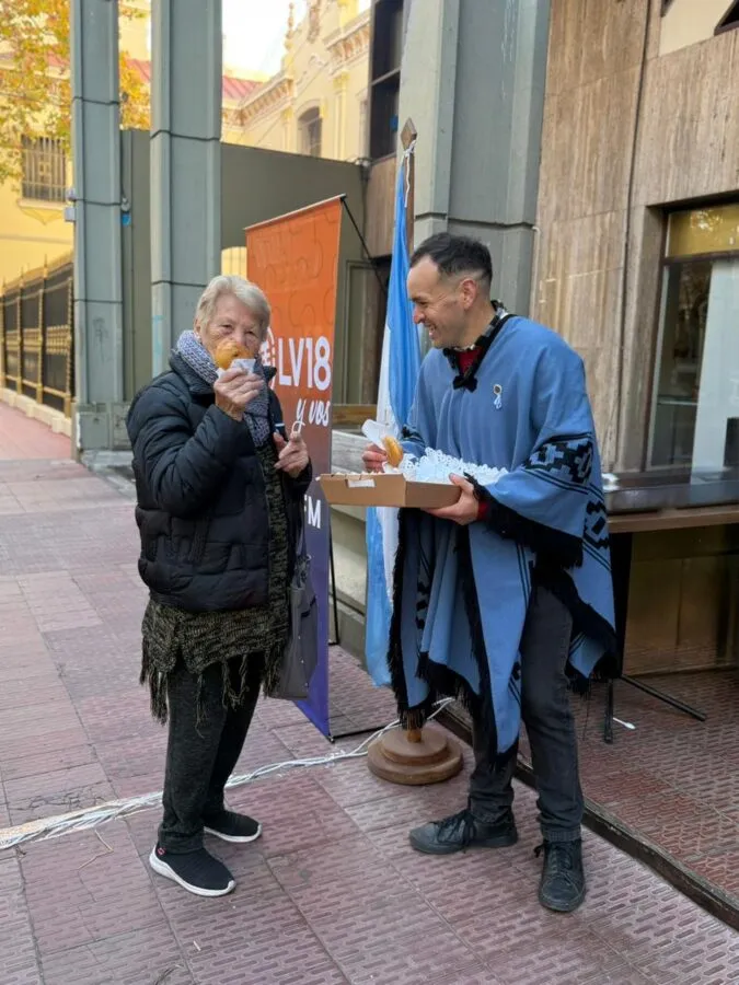 Vecinos compartieron chocolate caliente y tortas fritas durante la mañana patria.