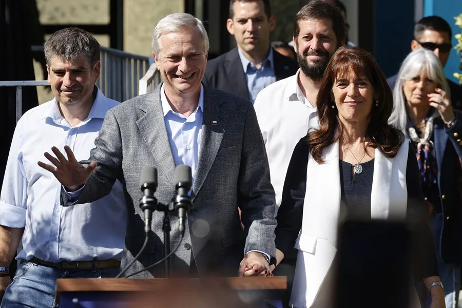 José Antonio Kast saluda a sus seguidores tras asegurar el paso al balotaje. José Antonio Kast saluda a sus seguidores tras asegurar el paso al balotaje.