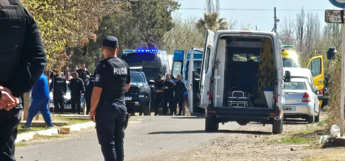 Operativo policial desplegado el día en que la alumna se atrincheró. Operativo policial desplegado el día en que la alumna se atrincheró.