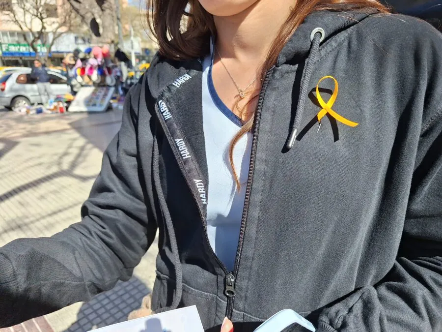 Lazo amarillo para concientizar sobre prevención del suicidio