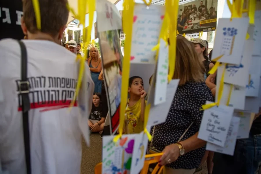 La Plaza de Rehenes de Tel Aviv fue el lugar en el que las familias se reunieron el sábado. Ph: Kara Fox/CNN Horas antes de la liberación de rehenes, sus familiares se reunieron en Tel Aviv. Ph: Kara Fox/CNN