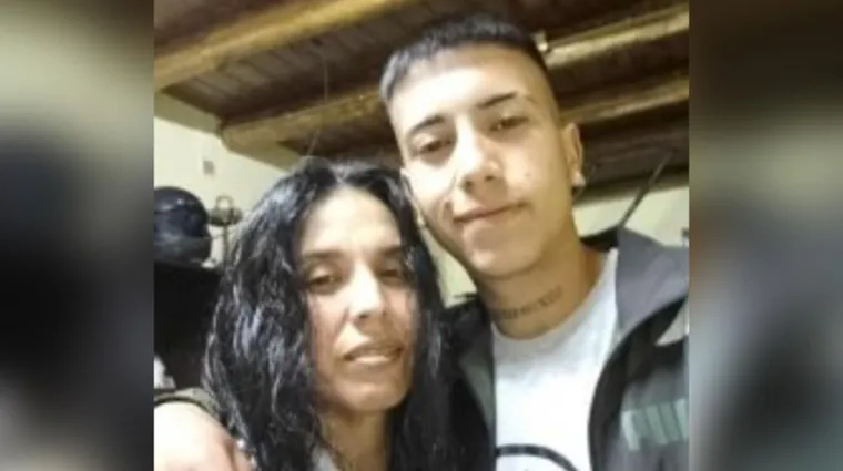 Luciano Gómez junto a su madre.