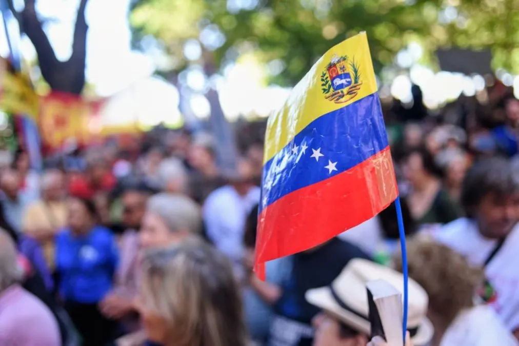 Reacciones divididas en las calles de Venezuela tras conocerse la detención de Maduro.