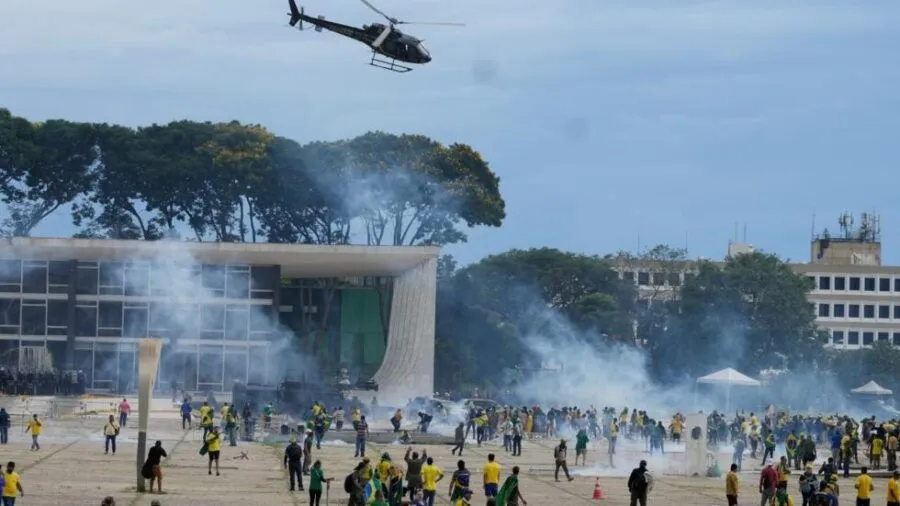 Manifestantes en Brasil durante el intento de golpe de Estado.