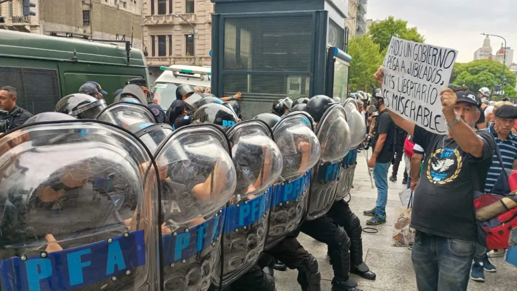 Operativo de seguridad con vallas y escudos frente al Congreso.