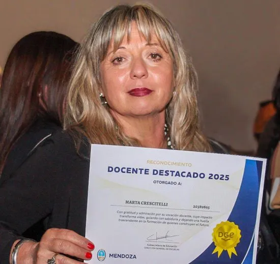Crescitelli, fue distinguida como Docente Destacada 2025 por la Sección V de Educación Básica de Jóvenes y Adultos. 