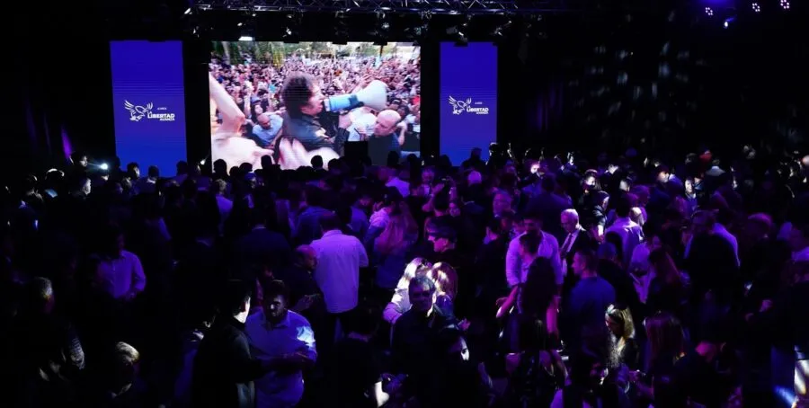 Militantes libertarios festejan el resultado que consolida a LLA como primera fuerza nacional. Militantes libertarios festejan el resultado que consolida a LLA como primera fuerza nacional.