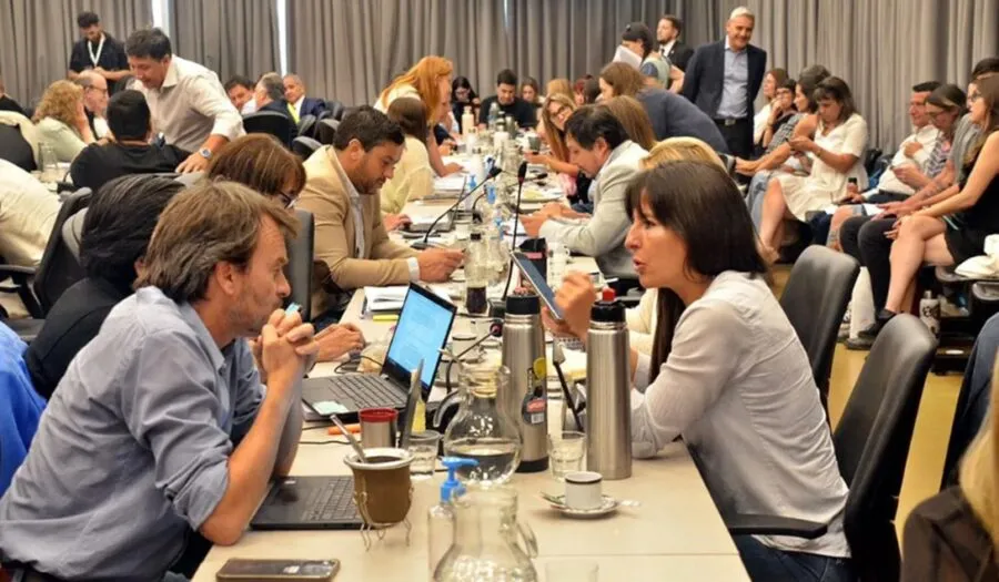 Milei y Verasay, diputados cornejistas