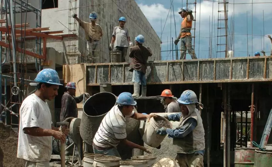 El ingreso mínimo llevaba tres meses sin cambios en medio de la caída del poder adquisitivo.