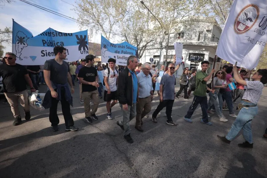 La columna avanzó hacia el kilómetro cero con docentes, estudiantes y jubilados.