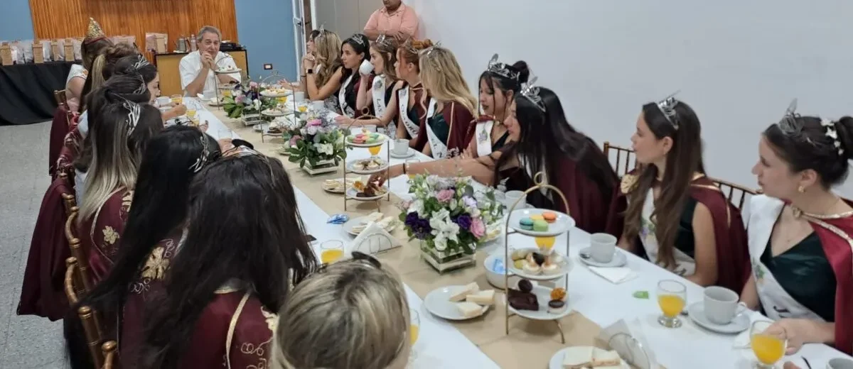 Omar Félix desayunó con las reinas distritales