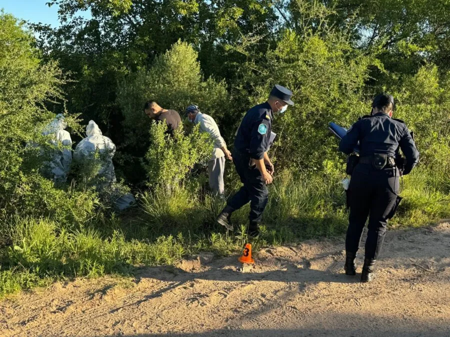 Efectivos de la Policía de Entre Ríos trabajando en la zona de Yerua, Concordia, donde fue hallado un cuerpo desmembrado que podría ser el del remisero desaparecido. Efectivos de la Policía de Entre Ríos trabajando en la zona de Yerua, Concordia, donde fue hallado un cuerpo desmembrado que podría ser el del remisero desaparecido.